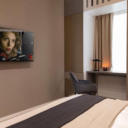 Qult - Misty Night Apartment Bukares Bagian luar foto