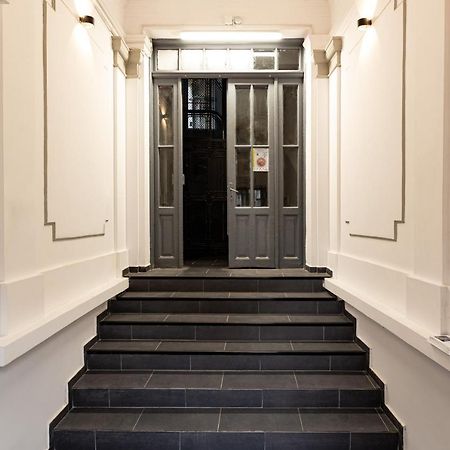 Qult - Misty Night Apartment Bukares Bagian luar foto