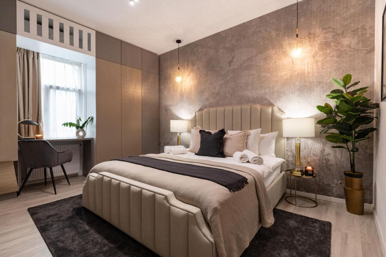Qult - Misty Night Apartment Bukares Bagian luar foto