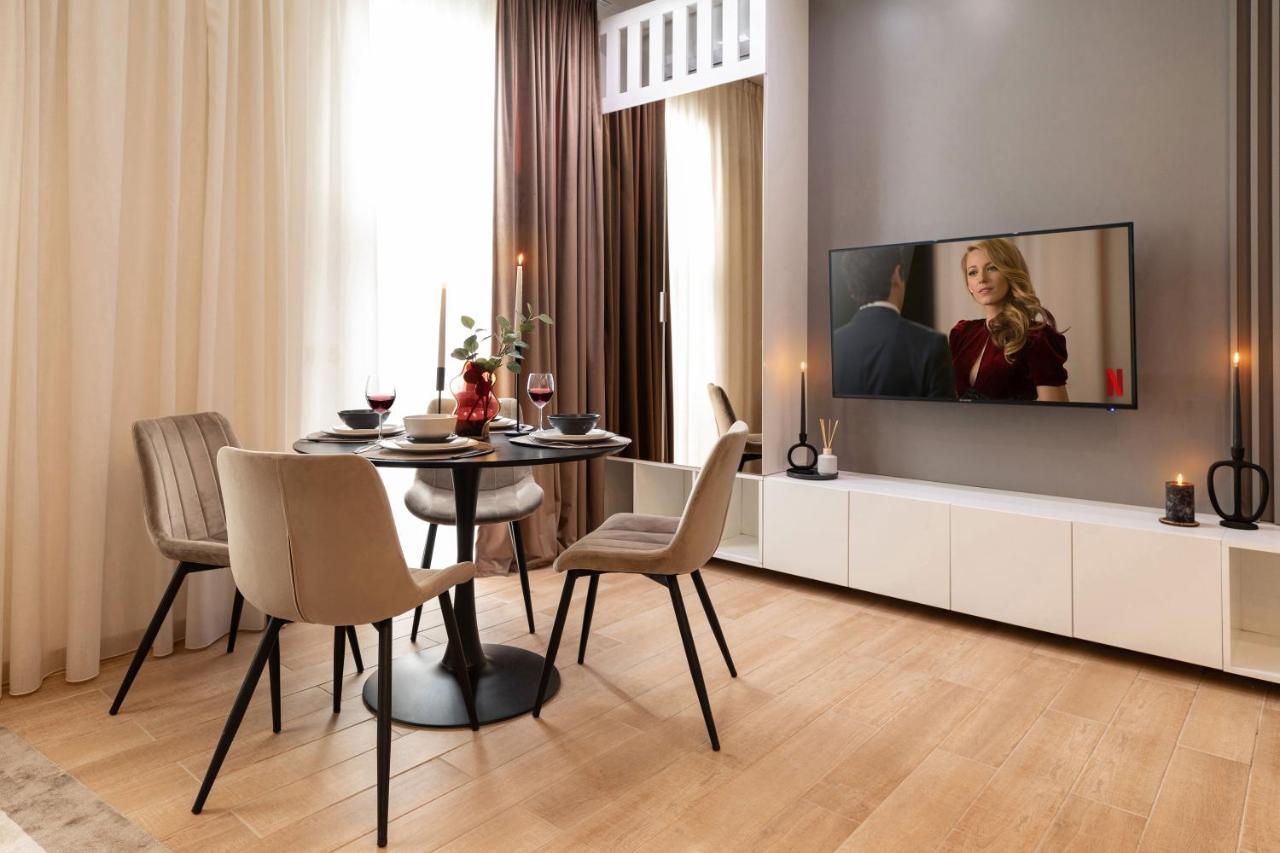 Qult - Misty Night Apartment Bukares Bagian luar foto