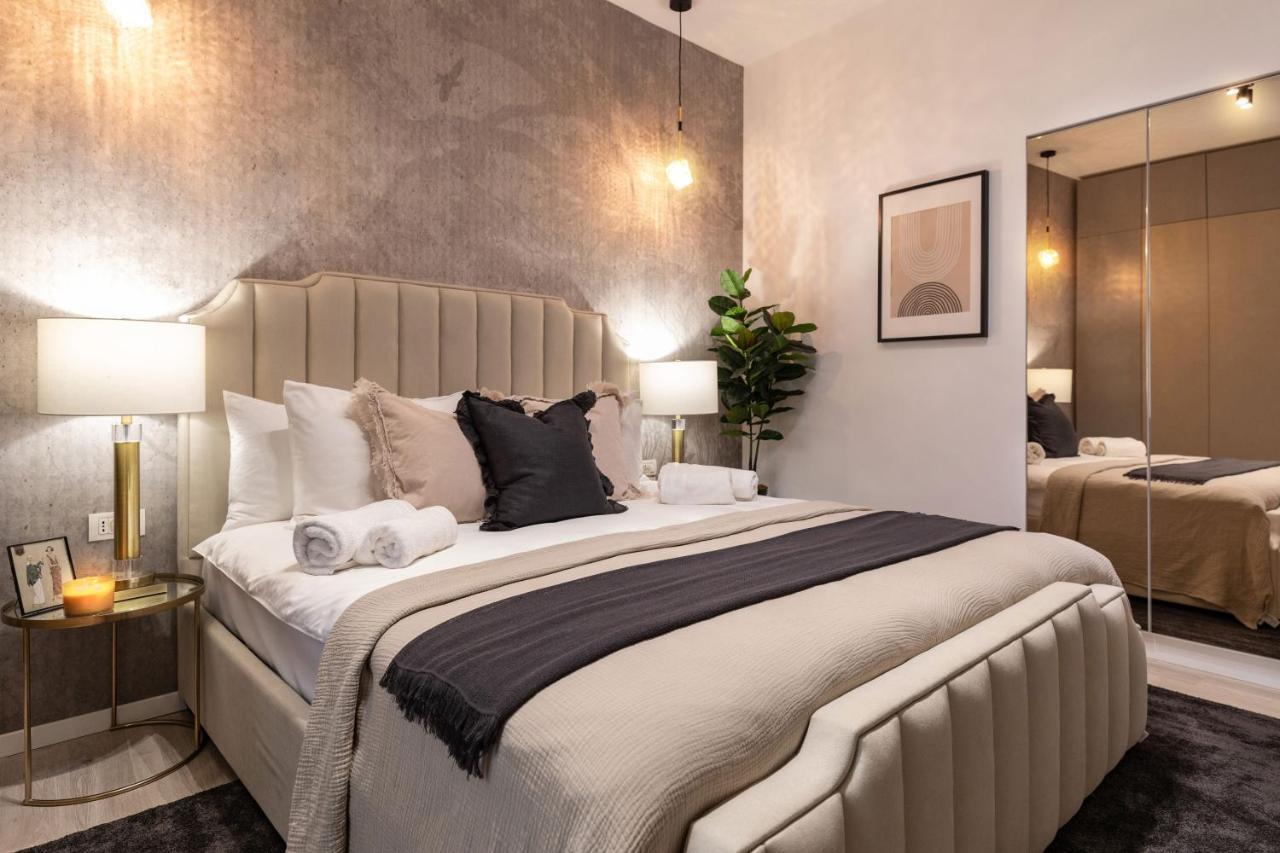 Qult - Misty Night Apartment Bukares Bagian luar foto