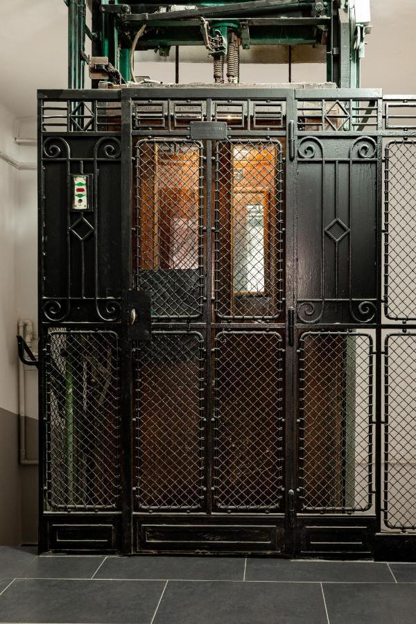 Qult - Misty Night Apartment Bukares Bagian luar foto